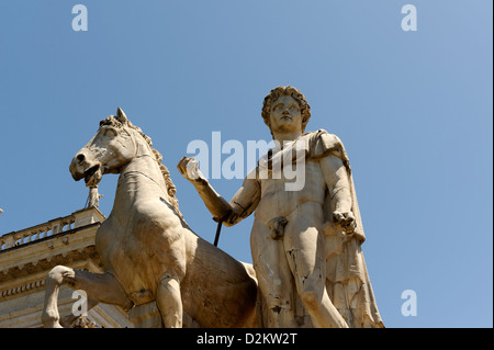 Rom. Italien. Satzung des einen Dioskuren, die Zwillingsbrüder Castor und Pollux auf die Cordonata, die Treppe zum Capitol Square Stockfoto