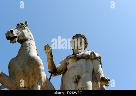 Rom. Italien. Satzung des einen Dioskuren, die Zwillingsbrüder Castor und Pollux auf die Cordonata, die Treppe zum Capitol Square Stockfoto
