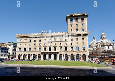 Rom. Italien. Blick auf den Palazzo Delle Assicurazioni Generali an der Piazza Venezia entfernt. Stockfoto