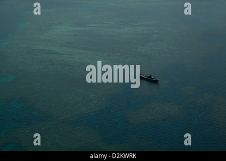 Antenne mit Blick auf ein Schiffswrack und die marine Korallen Systeme des Meeres am Great Barrier Reef, Australien Stockfoto