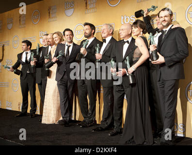 Los Angeles, Kalifornien, USA. 27. Januar 2013.  (L-R) Schauspieler Chris Messina, John Goodman, Bryan Cranston, Kerry Bishe, Rory Cochrane, Schauspieler und Regisseur Ben Affleck, Victor Garber, Alan Arkin, Clea DuVall, Tate Donovan und Christopher Denham, Gewinner der hervorragende Leistung durch einen Schauspieler in einem Kinofilm für "Argo" Posen im Presseraum während der 19. Annual Screen Actors Guild Awards im The Shrine Auditorium am 27. Januar 2013 in Los Angeles statt , California. (Bild Kredit: Kredit: Javier Rojas/Prensa Internacional/ZUMAPRESS.com)  ZUMA Press, Inc. / Alamy Live News Stockfoto