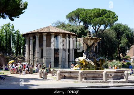 Rom Italien. Die kreisförmigen Tempel des Hercules Victor und dem 17. Jahrhundert befindet sich Fontana dei Tritoni im Forum Boarium. Stockfoto