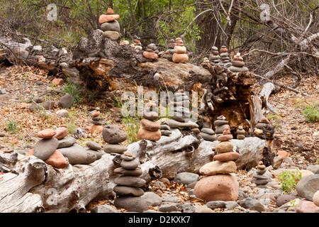 Stapel von Steinen auf einem toten Baumstamm am Buddha Beach in der Nähe von Cathedral Rock in West Sedona, Arizona, USA Stockfoto