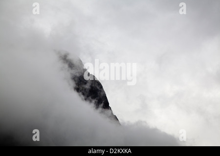 Sonne Licht fängt einen steigenden Nebel entlang der Klippen der Klänge in Neuseeland. Stockfoto