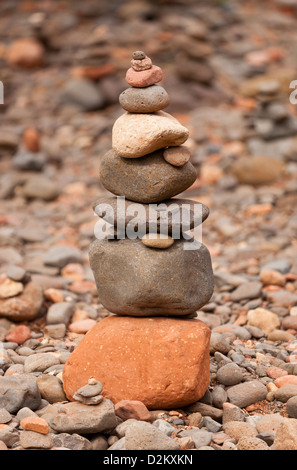 Stapel von Steinen am Buddha Beach in der Nähe von Cathedral Rock in West Sedona, Arizona, USA Stockfoto