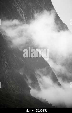 Sonne Licht fängt einen steigenden Nebel entlang der Klippen der Klänge in Neuseeland. Stockfoto