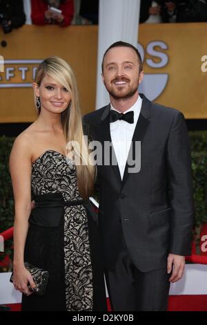 Los Angeles, USA. 27. Januar 2013. Schauspieler Aaron Paul und Lauren Parsekian erreichen die 19. Annual Screen Actors Guild Awards im Shrine Auditorium in Los Angeles, USA, am 27. Januar 2013. Foto: Hubert Boesl / Alamy Live News Stockfoto