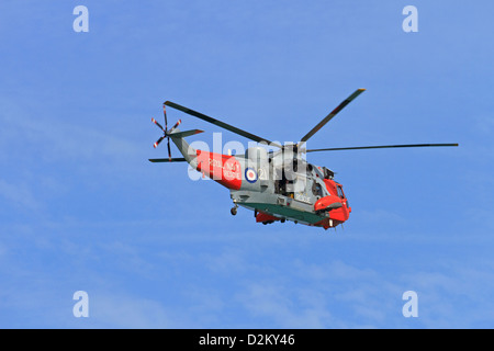 Eine Rettung der Royal Navy Sea King Hubschrauber während des Fluges. Stockfoto