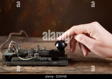 Hand klopfen Morse-Code auf einem antiken telegraph Stockfoto