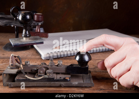 Hand klopfen Morse-Code auf einem Computer mit antiken telegraph Stockfoto