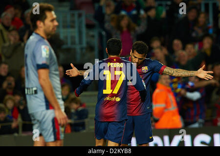 Barcelona, Spanien. 27. Januar 2013. Pedro Rodriguez (FC Barcelona) feiert mit seinen Teamkollegen Dani Alves (FC Barcelona) nach seinem Tor in der Primera División Fußballspiel zwischen FC Barcelona und CA Osasuna im Camp Nou Stadion in Barcelona, Spanien, Sonntag, 27. Januar 2013. Foto: S.Lau/ Alamy Live-Nachrichten Stockfoto