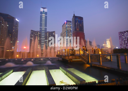 CITIC Plaza bei Dämmerung, Tianhe, Guangzhou, Guangdong, China Stockfoto