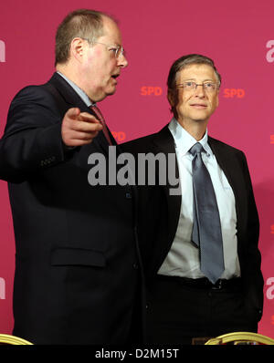 Potsdam, Deutschland. 28. Januar 2013. SPD Kanzler Kandidaten Peer Steinbrück (L) spricht mit Microsoft-Mitbegründer Bill Gates vor der SPD-Konferenz in Hermannswerder in der Nähe von Potsdam, Deutschland, 28. Januar 2013. Der SPD-Bundesvorstand sammelt auf der zweitägigen Tagung zu aktuelle politische Themen zu diskutieren. Foto: WOLFGANG KUMM / Alamy Live News Stockfoto