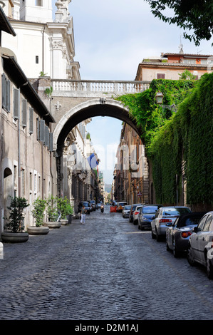 Rom. Italien. Blick auf Arco Farnese, ein auf Via Giulia, als einer der schönsten Straßen in einem Rom gilt Stockfoto