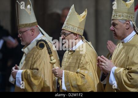 Neuer Bischof von Regensburg, Rudolf Voderholzer (C), steht neben dem Erzbischof von München und Kardinal Reinhard Marx (L) und Archbishop Gerhard Ludwig Mueller (R) im Regensburger Dom in Regensburg, Deutschland, 26. Januar 2013. Etwa sechs Wochen nach seiner Ernennung war 53 Jahre alte Vorderholzer den 78. Bischof von Regensburg gesalbt. Foto: Armin Weigel Stockfoto