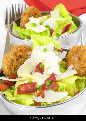 Mini Schalen von Caesar Salat, mit Römersalat, rasiert Knuspriger Speck, Parmesan, Caesar Dressing und Olivenöl Crostini. Stockfoto