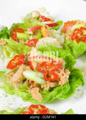 Kanapees würzigen Krönung Huhn in Salat Boote mit Mandelsplitter, Chili, Apfel und Frühlingszwiebeln (Frühlingszwiebeln). Stockfoto