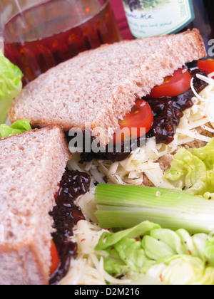 Ein Pflüger Mittagessen Sandwich, hergestellt mit Vintage geriebenen Cheddar-Käse, Branston Pickle und Tomaten in Vollkornbrot. Stockfoto