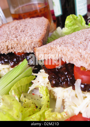 Ein Pflüger Mittagessen Sandwich, hergestellt mit Vintage geriebenen Cheddar-Käse, Branston Pickle und Tomaten in Vollkornbrot. Stockfoto