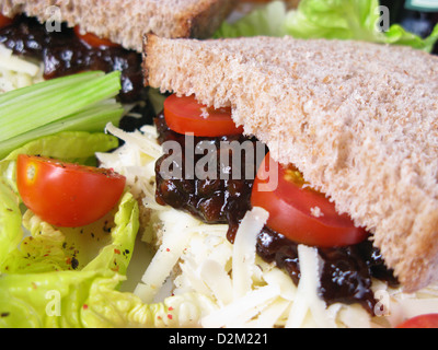 Ein Pflüger Mittagessen Sandwich, hergestellt mit Vintage geriebenen Cheddar-Käse, Branston Pickle und Tomaten in Vollkornbrot. Stockfoto