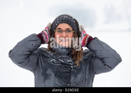Junge glückliche Frau Schnee und Winter im Freien zu genießen. Stockfoto