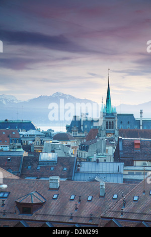 St. Francois Church und Stadt Skyline in der Abenddämmerung, Lausanne, Vaud, Schweiz Stockfoto