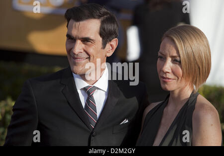 28. Januar 2013 - statt Los Angeles, Kalifornien, USA - Ty Burrell und Frau Holly Burrell am 19. Annual Screen Actors Guild Awards im Shrine Auditorium in Los Angeles, Kalifornien, Sonntag, 27. Januar 2013. ANTONIO NAVA/PI (Kredit-Bild: © Antonio Nava/Prensa Internacional/ZUMAPRESS.com) Stockfoto