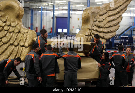 Lehrlinge wiederherstellen Teile von HA Schult Fluegelauto (geflügelte Auto) im Ford-Werk in Köln, 28. Januar 2013. 1991 gegründet, ist das Kunstwerk des deutschen Künstlers HA Schult auf dem Dach des Museums Köln angezeigt. Nach seiner Restaurierung wird es dort zurückgegeben werden. Foto: OLIVER BERG Stockfoto