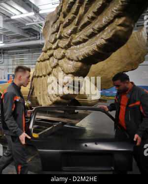 Lehrlinge wiederherstellen Teile von HA Schult Fluegelauto (geflügelte Auto) im Ford-Werk in Köln, 28. Januar 2013. 1991 gegründet, ist das Kunstwerk des deutschen Künstlers HA Schult auf dem Dach des Museums Köln angezeigt. Nach seiner Restaurierung wird es dort zurückgegeben werden. Foto: OLIVER BERG Stockfoto