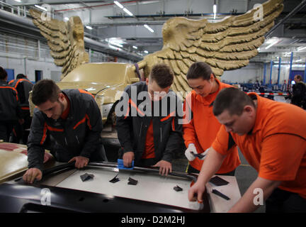 Lehrlinge wiederherstellen Teile von HA Schult Fluegelauto (geflügelte Auto) im Ford-Werk in Köln, 28. Januar 2013. 1991 gegründet, ist das Kunstwerk des deutschen Künstlers HA Schult auf dem Dach des Museums Köln angezeigt. Nach seiner Restaurierung wird es dort zurückgegeben werden. Foto: OLIVER BERG Stockfoto