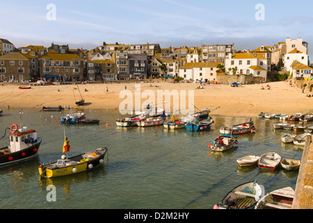 Blick auf St. Ives Hafen und Strand mit Fischerbooten am Strand bei Ebbe, Cornwall, England Stockfoto