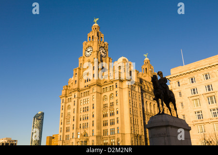 Liver Buildings und Statue von Edward VII, Liverpool, England Stockfoto