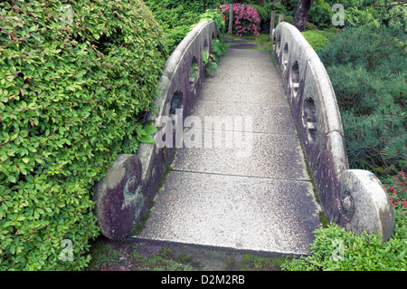 Steinbogenbrücke in frischen sommerlichen Garten Stockfoto