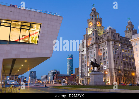 Molenkopf Fährhafen mit Liver Buildings und Statue von Edward VII, Liverpool, England Stockfoto