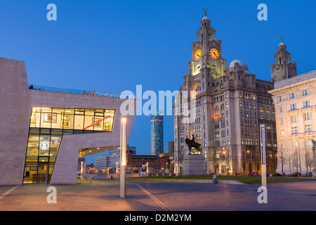 Molenkopf Fährhafen mit Liver Buildings und Statue von Edward VII, Liverpool, England Stockfoto