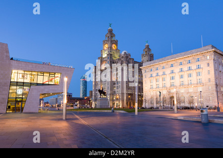 Molenkopf Fährhafen mit Liver Buildings und Statue von Edward VII, Liverpool, England Stockfoto