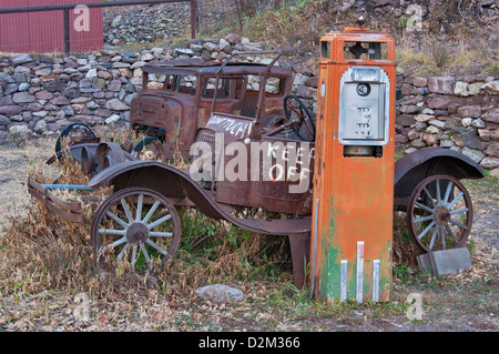 Zapfsäulen und alte Autos bei semi-ghost Town der Mogollon, New Mexico, USA Stockfoto