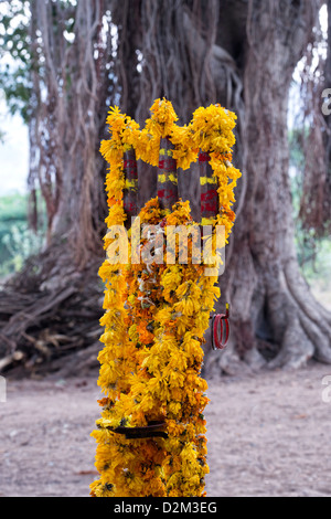 Dekorative Blumen bekränzt Trident vor einen hindu-Tempel. Andhra Pradesh, Indien Stockfoto