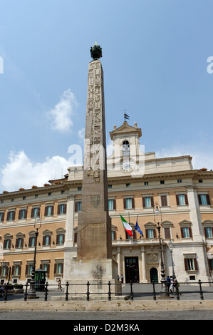 Rom. Italien. Die alten ägyptischen Obelisk von Psammetichos II an der Piazza di Montecitorio, aus Heliopolis, Ägypten. Stockfoto