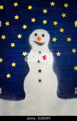 Schneemann mit einem roten Herzen im Schnee gegen sternenklaren Himmel Konzept Stockfoto