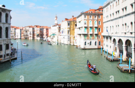 Kippen Sie Shift Aufnahme der Hauptkanal in Venedig mit der Gondel. Stockfoto