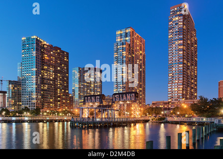 Long Island Luxus-Eigentumswohnungen und Gerüsten Gantry Plaza State Park auf Long Island, NYC Stockfoto