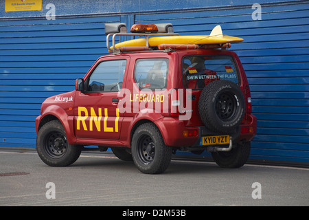 RNLI Rettungsschwimmer Suzuki Jimny SUV parkte im Januar an der Promenade in Boscombe, Bournemouth, Dorset Stockfoto