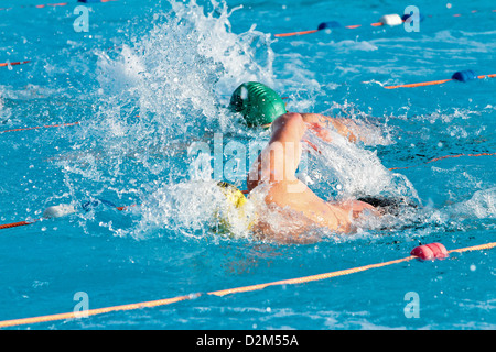 kaltes Wasser-Schwimmer im Tooting Bec Lido in Süd-London-UK Stockfoto