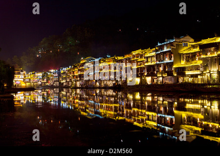 Fenghuang alte Stadt in der Nacht Stockfoto