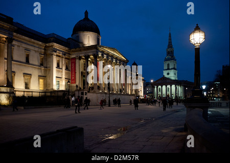 Trafalgar Square in der Dämmerung zeigt die National Gallery und St. Martin in den Bereichen Kirche, London, England, UK. 24.01.2013 Stockfoto