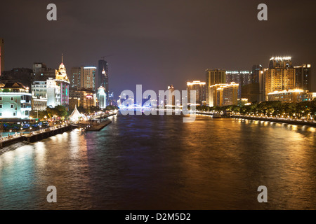Zhujiang Fluss und moderne Gebäude in der Nacht in Guangzhou, China. Stockfoto