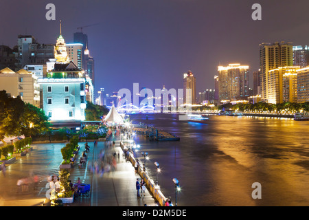 Zhujiang Fluss und moderne Gebäude in der Nacht in Guangzhou, China. Stockfoto