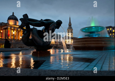 Trafalgar Square in der Dämmerung zeigt die National Gallery und St. Martin in den Bereichen Kirche, London, England, UK. 24.01.2013 Stockfoto