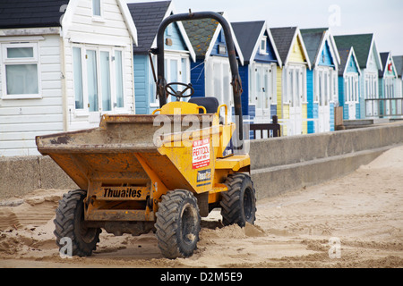 Dumper am Strand von Hengistbury Head, Mudeford Spit, Christchurch, Dorset UK im Januar Stockfoto